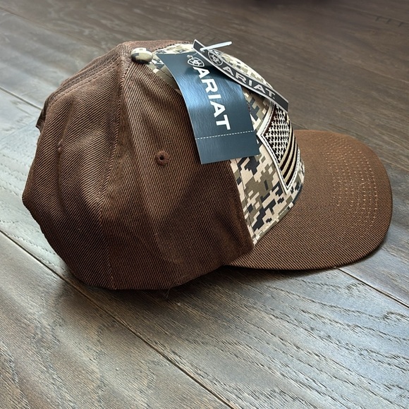 Ariat Snap back cap, embroidered American Flag & logo,camo print, 6 vent panel - Picture 6 of 11